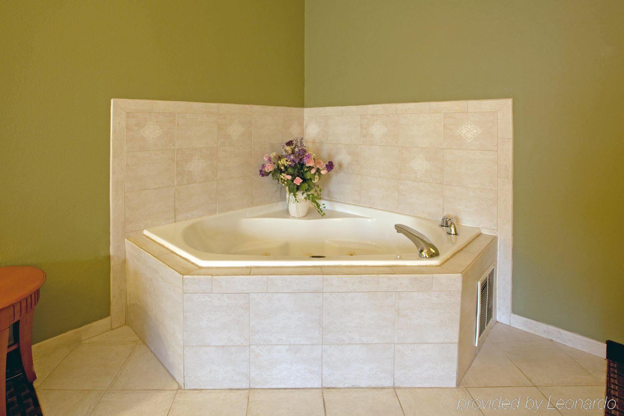 Holiday Inn Express & Suites Charlotte Arpt-Belmont By Ihg Quarto foto